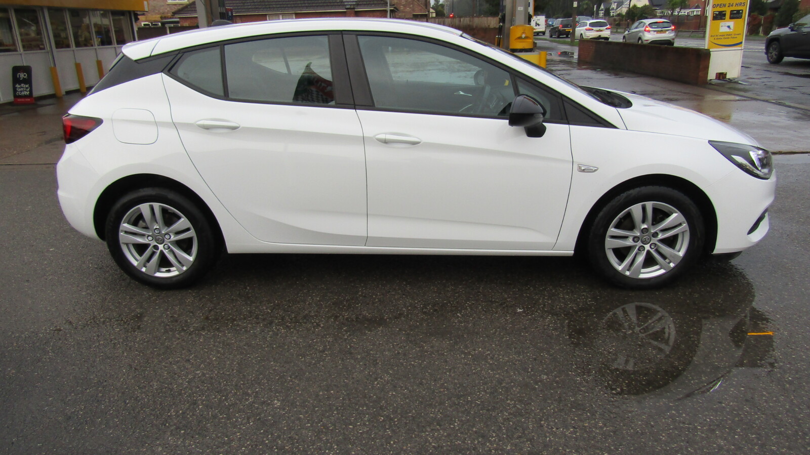 Vauxhall Astra 1.5 Turbo D Business Edition Nav Auto Euro 6 (s/s) 5dr - Image 4