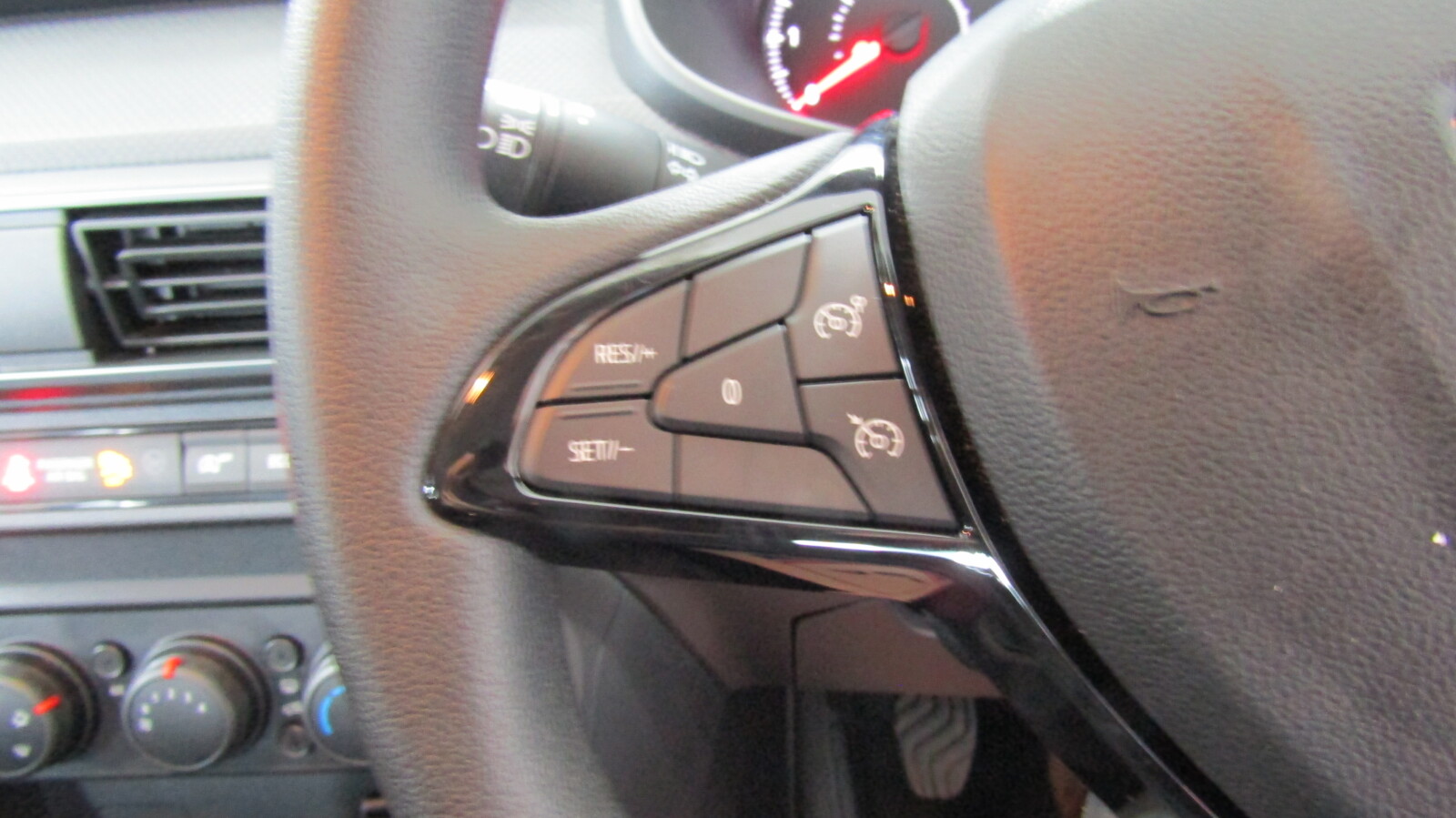 Dacia Sandero 1.0 TCe Essential Euro 6 (s/s) 5dr - Image 29