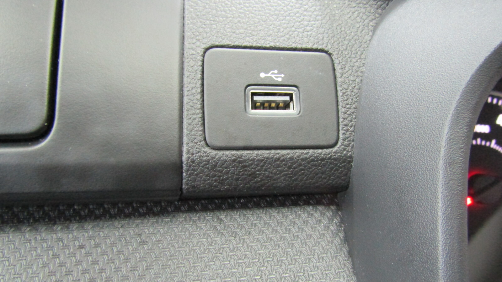 Dacia Sandero 1.0 TCe Essential Euro 6 (s/s) 5dr - Image 31