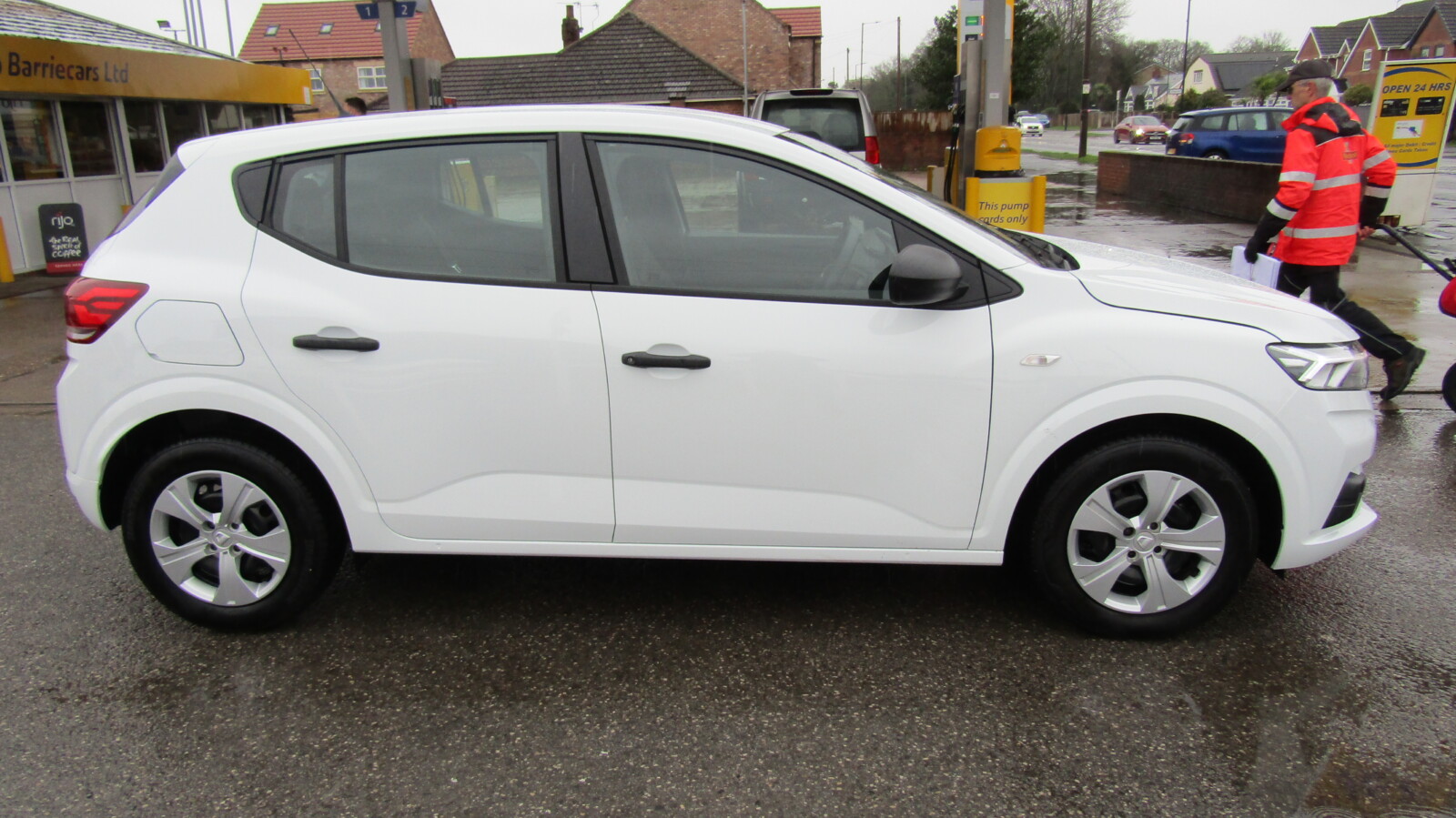 Dacia Sandero 1.0 TCe Essential Euro 6 (s/s) 5dr - Image 8