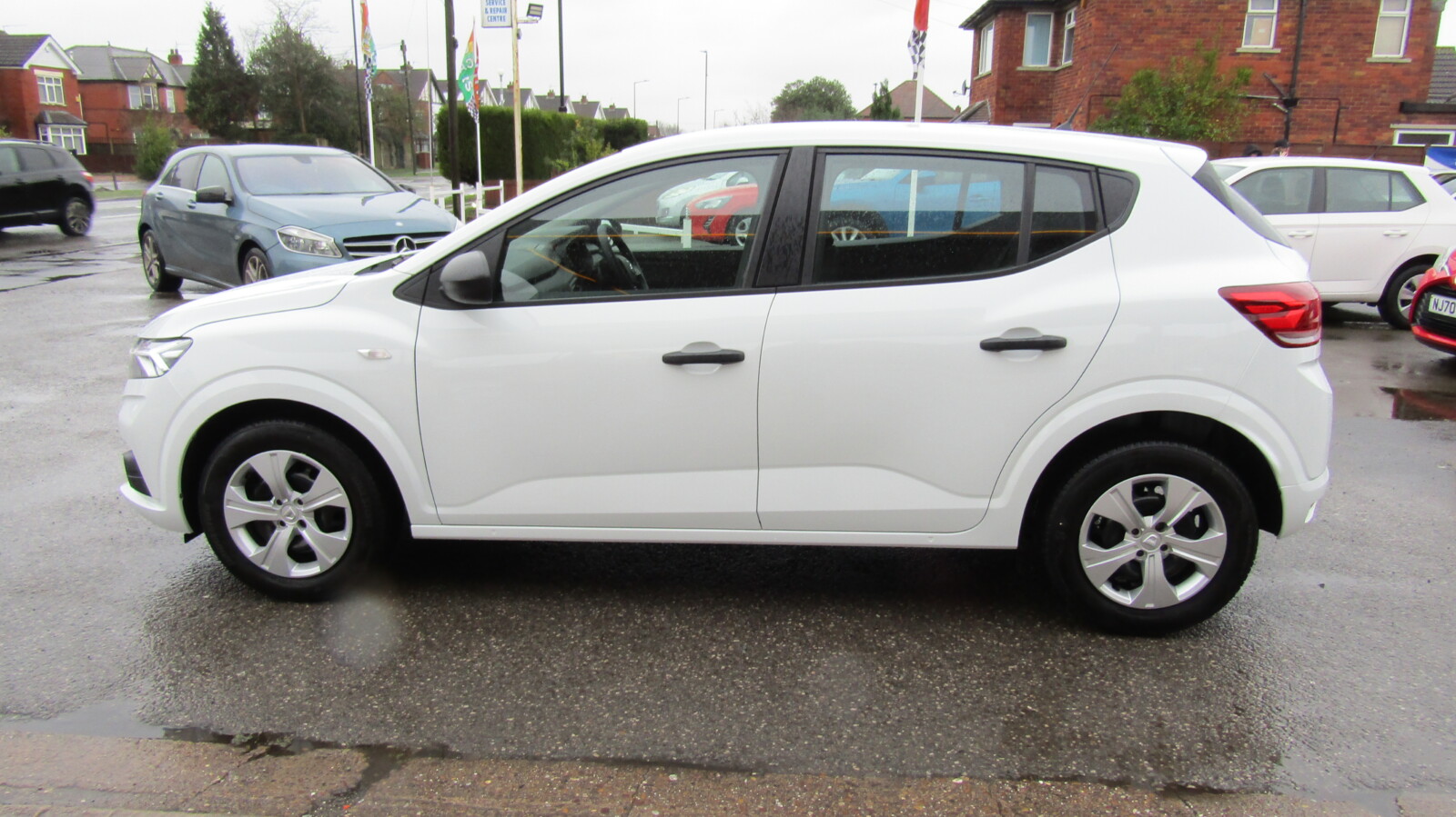 Dacia Sandero 1.0 TCe Essential Euro 6 (s/s) 5dr - Image 9